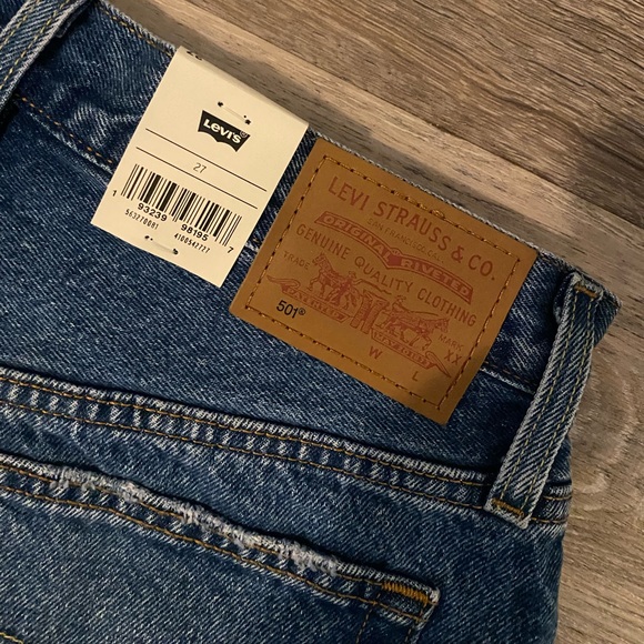 Levi 501 jean shorts - Picture 2 of 3
